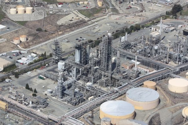 An aerial view of an power plant.